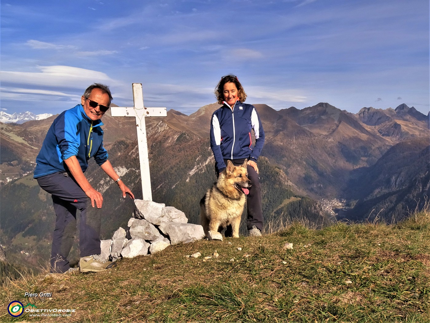04 Alla croce di vetta del Pizzo Badile (2044 m) vista spettacolare verso le cime orobiche.JPG